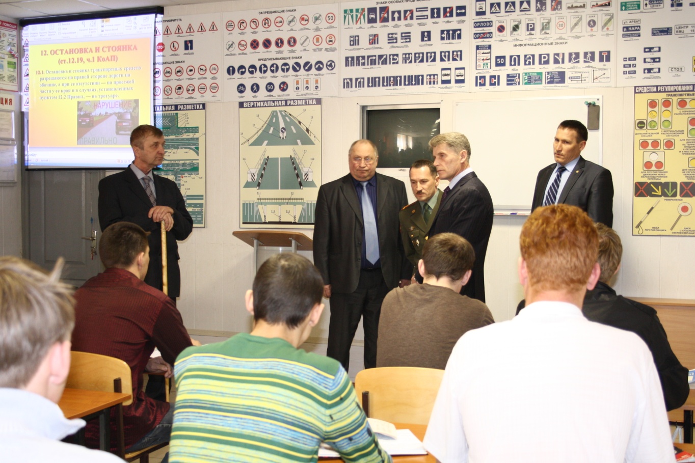 Описание: D:Губернатор в аэроклубе-15.04.2011IMG_6849.jpg