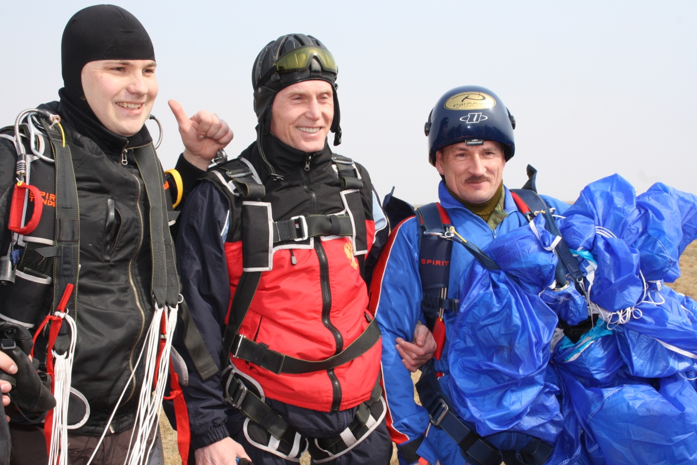 Описание: D:Губернатор в аэроклубе-15.04.2011Губернатор на прыжкахIMG_7321.jpg