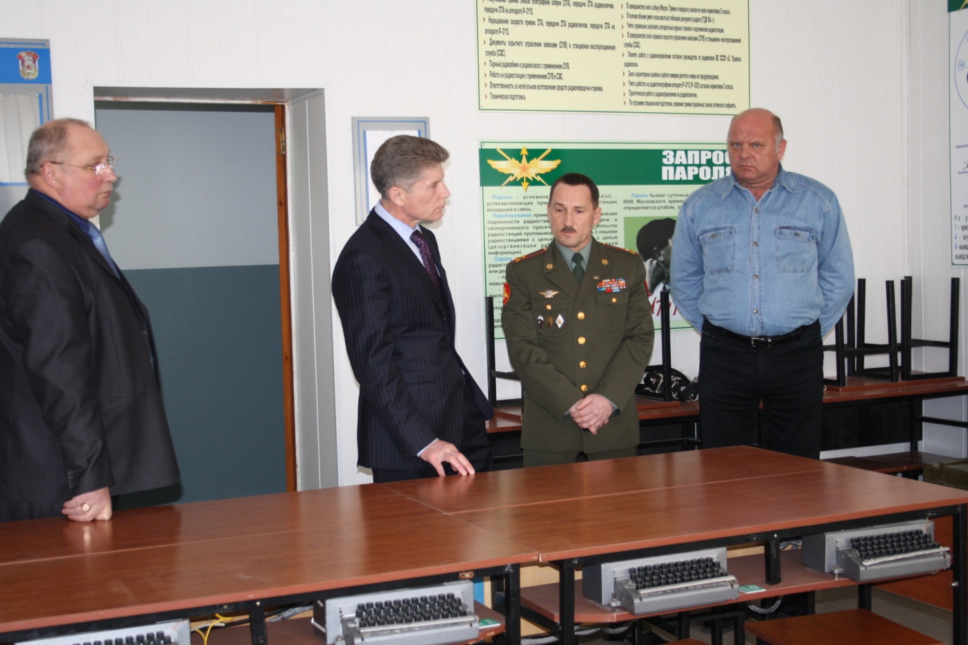 Описание: D:Губернатор в аэроклубе-15.04.2011IMG_6860.jpg