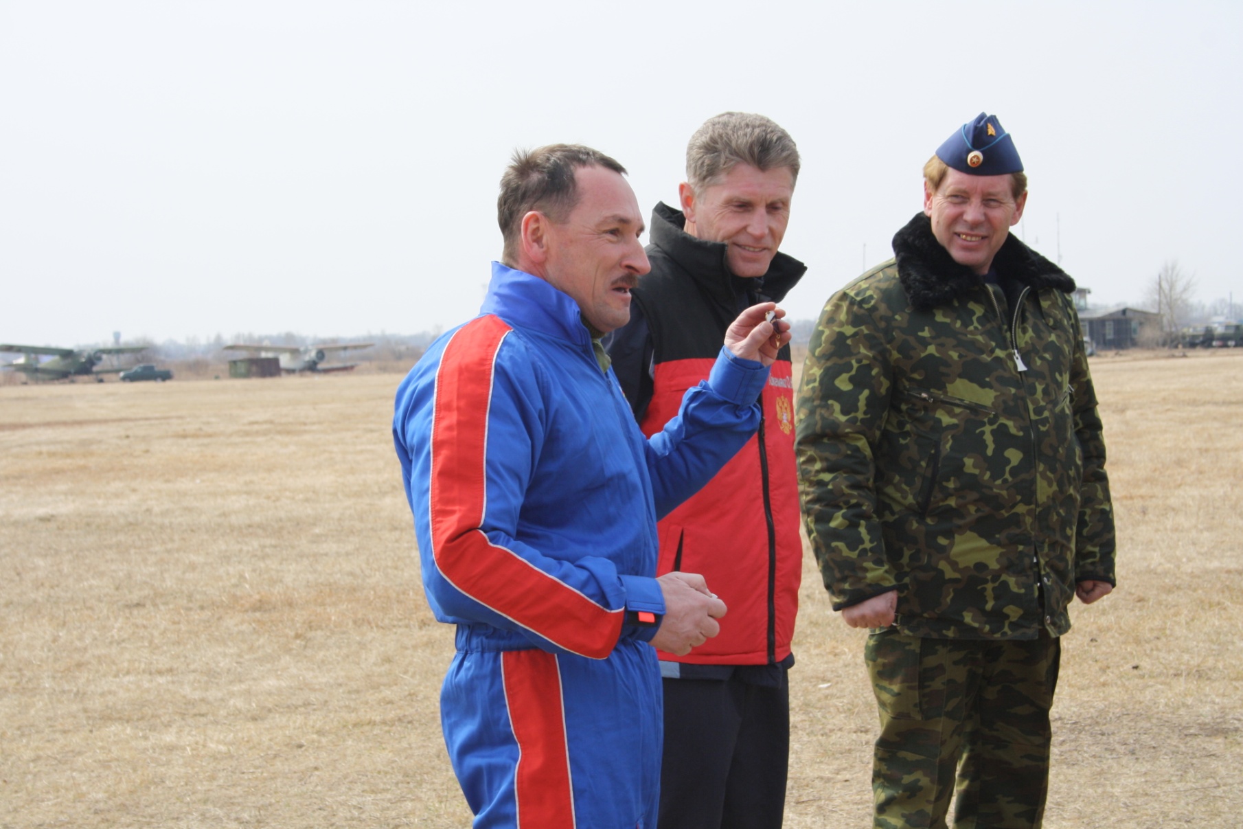 Описание: D:Губернатор в аэроклубе-15.04.2011Губернатор на прыжкахIMG_7363.jpg