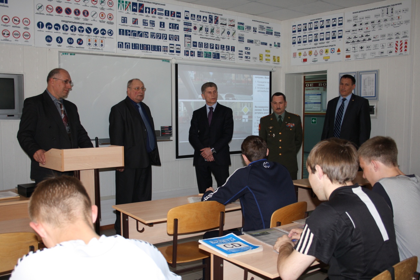 Описание: D:Губернатор в аэроклубе-15.04.2011IMG_6864.jpg