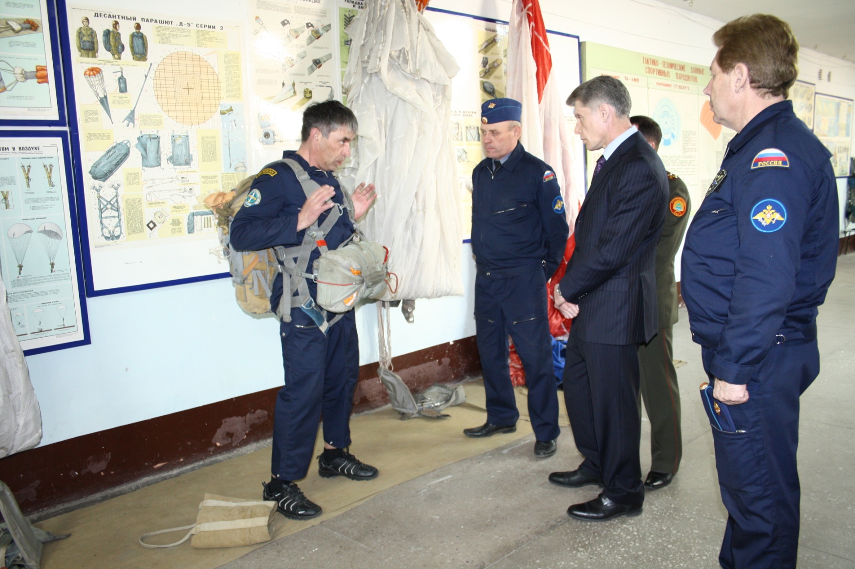 Описание: D:Губернатор в аэроклубе-15.04.2011IMG_6893.jpg