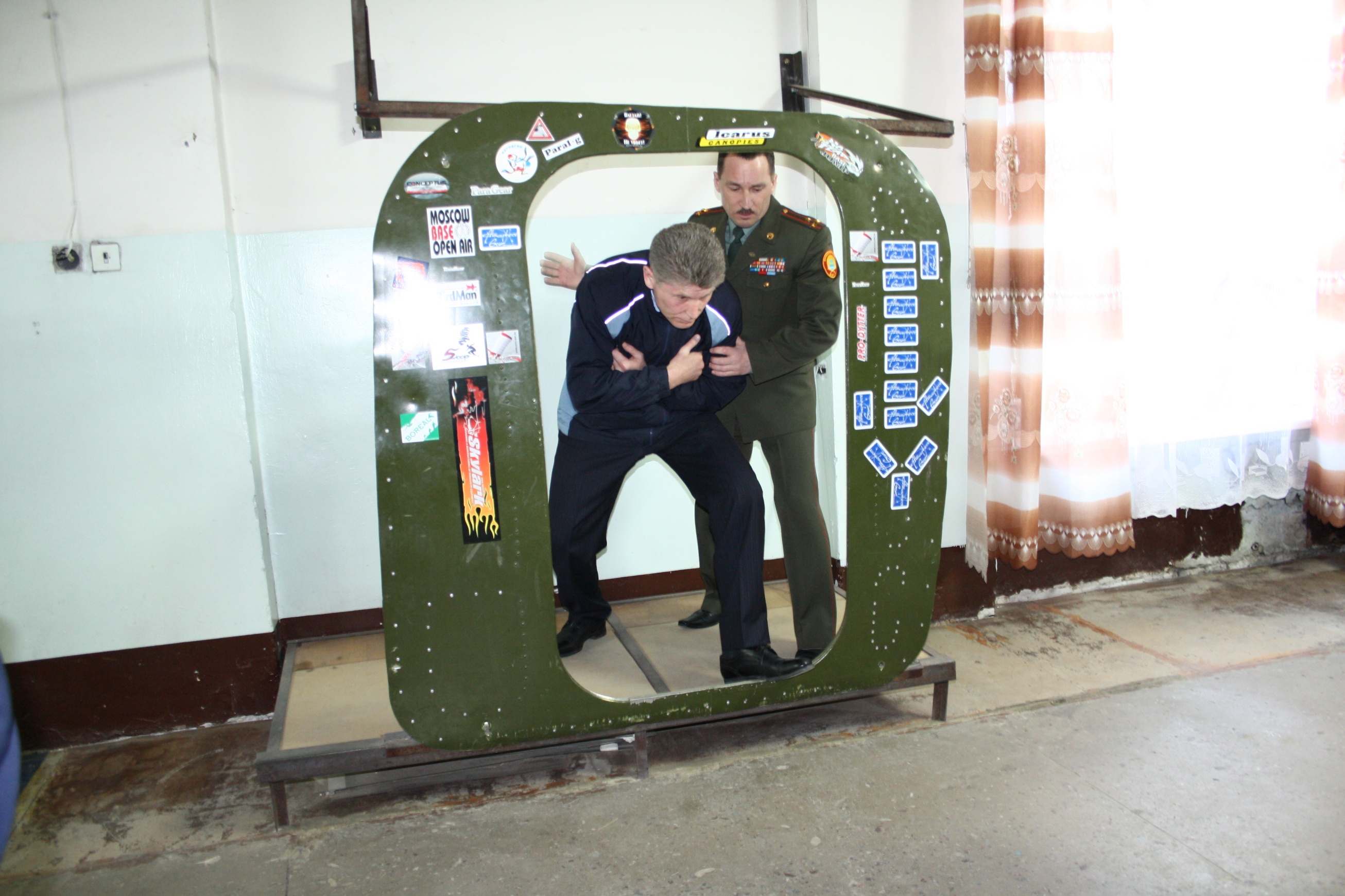 Описание: D:Губернатор в аэроклубе-15.04.2011IMG_6920.jpg