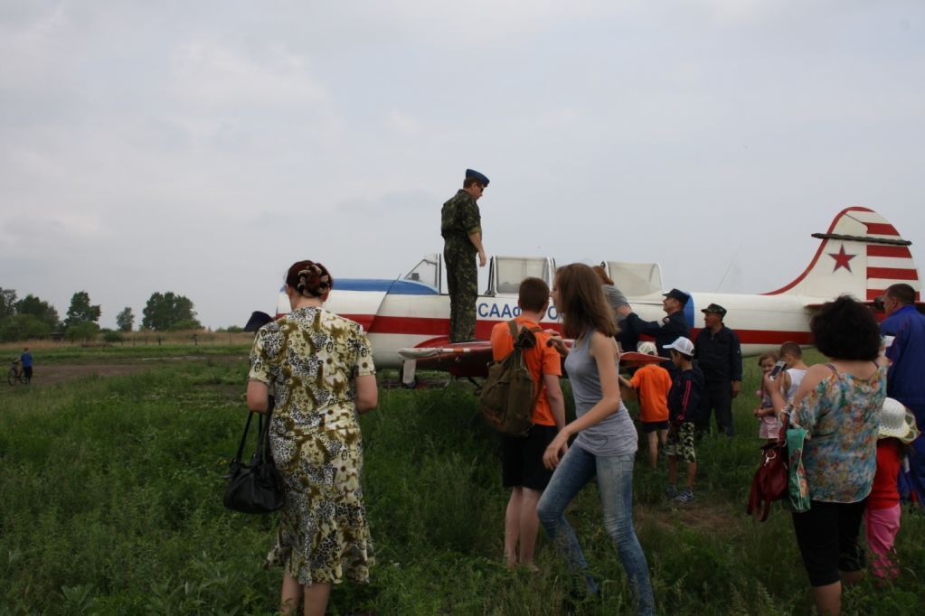 Начальник Амурского аэроклуба Е. Песков лично провел экскурсию и рассказал гостям о ТТХ каждой единицы авиатехники находящейся в аэроклубе