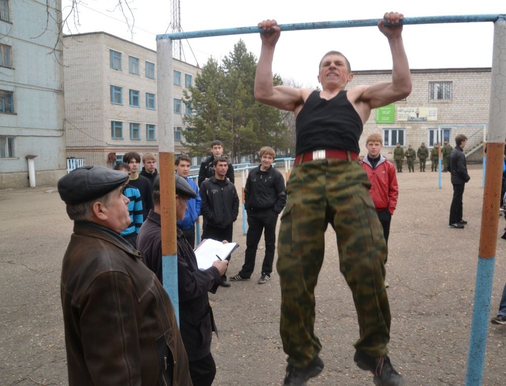 Победитель соревнований по подтягиванию  на перекладине Привал Александр  профессиональный лицей №3